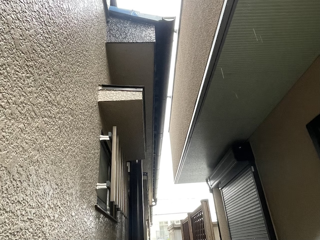草加市モルタル外壁修繕工事　雨樋交換完成